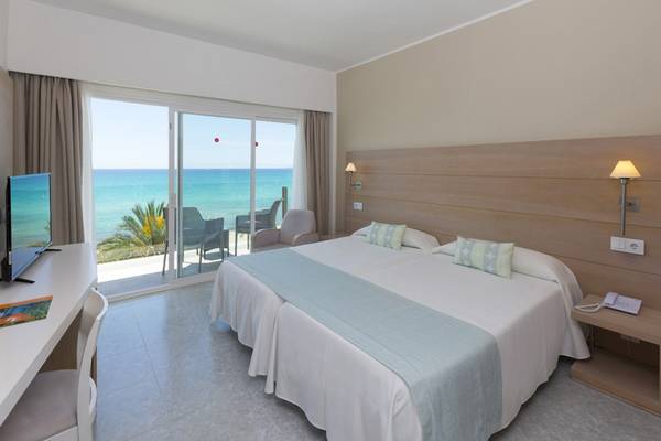 Zimmer im HSM Golden Playa Hotel mit Blick auf das Meer und die Terrasse.
