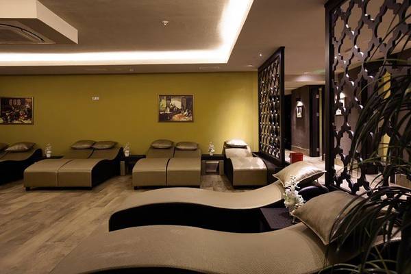 Innenbereich des Diamond Elite Hotel & Spa mit mehreren Liegen und dekorativen Elementen.
