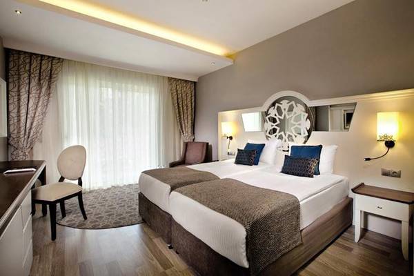 Doppelbettzimmer im Diamond Elite Hotel & Spa mit zwei Betten, Dekor und Möbeln.