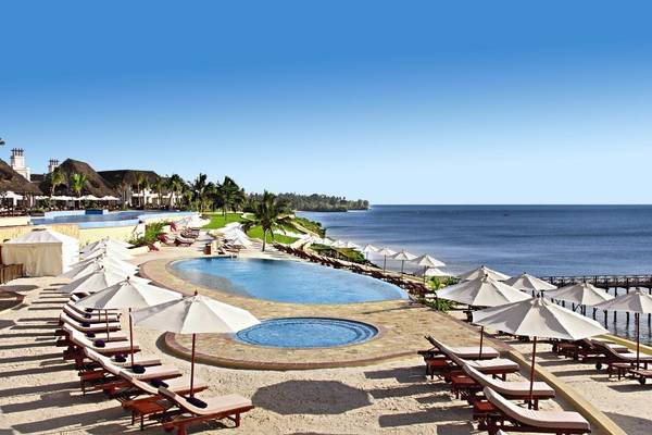 Meeresblick vom Sea Cliff Resort & Spa mit Swimmingpool und Sonnenliegen