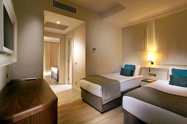 Doppelbett-Zimmer im Diamond Elite Hotel & Spa mit zwei Betten, Dekor und Fernseher