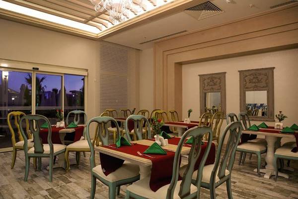 Restaurant des Diamond Elite Hotel & Spa mit gedeckten Tischen und dekorativen Elementen.