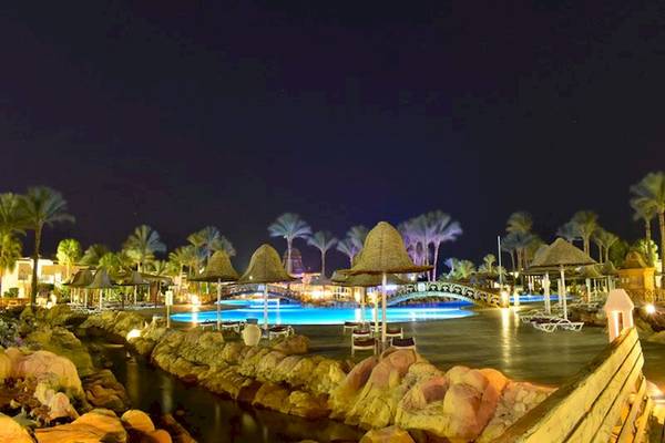 Nachtansicht des Parrotel Beach Resorts mit Pool und Strand