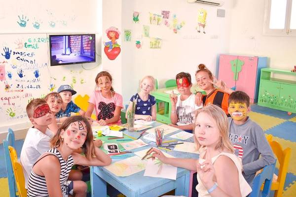 Gruppe von Kindern im Parrotel Beach Resort Spielzimmer mit Gesichtern bemalt und um einen Tisch versammelt