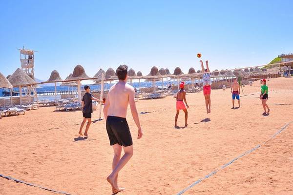 Volleyballspieler auf einem Sandstrand bei Parrotel Beach Resort