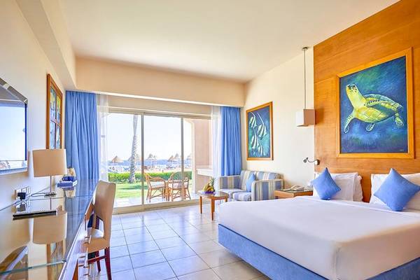 Hotelzimmer im Parrotel Beach Resort mit Blick auf den Strand und Meer