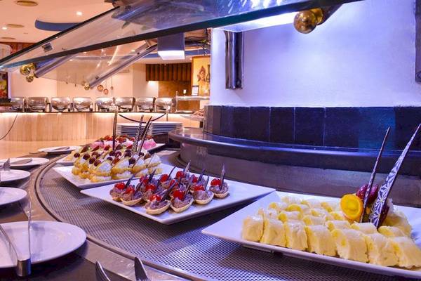 Buffet mit verschiedenen Gerichten im Parrotel Beach Resort.