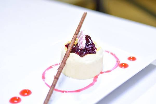 Dessert auf einem Teller im Parrotel Beach Resort mit roter Dekoration.