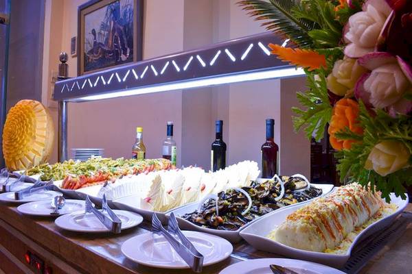 Buffet-Tisch im Parrotel Beach Resort mit verschiedenen Speisen und Dekoration.