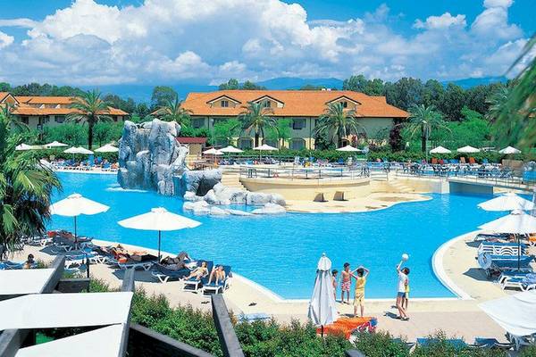 Außenbereich des Falkensteiner Club Funimation Garden Calabria mit Pool und Hotelgebäude.