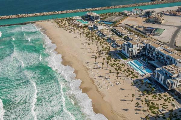 Luftaufnahme des Nikki Beach Resorts & Spa Dubai mit Strand, Wellen und Gebäuden