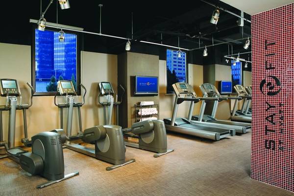 Fitnessstudio im Hyatt Grand Central New York mit Laufbändern und anderen Geräten.