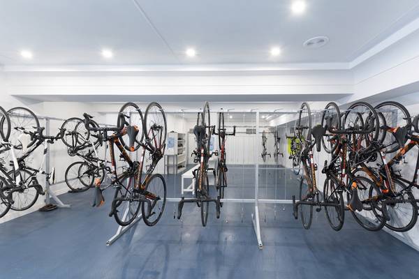 Fahrräder in der Fahrradabstellanlage im Hotel HSM Golden Playa.