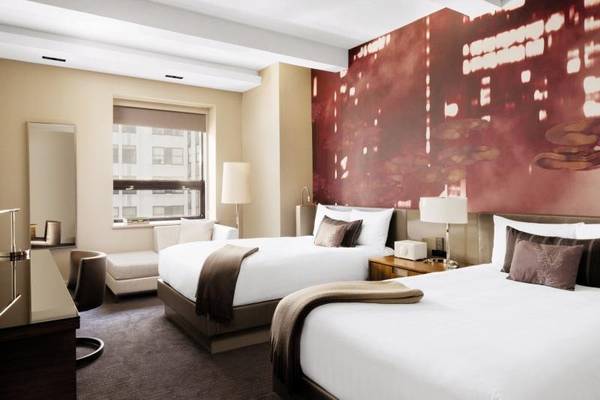 Doppelbettzimmer im Hyatt Grand Central New York mit moderner Einrichtung und Ausblick auf die Stadt.