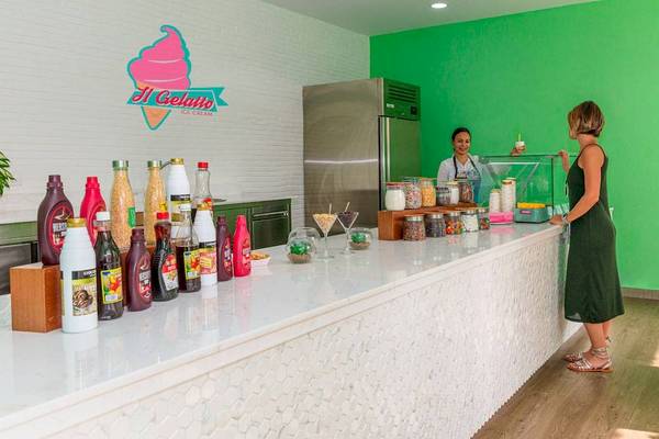 Mitarbeiter und Gast an der Eiscreme-Bar im Playabachata Spa Resort