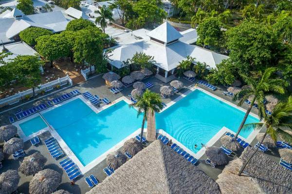 Luftaufnahme des Playabachata Spa Resorts mit Swimmingpools und Sonnenliegen