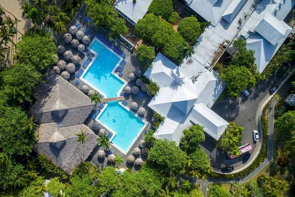 Luftaufnahme des Playabachata Spa Resorts mit Swimmingpool, Sonnenliegen und Gebäuden
