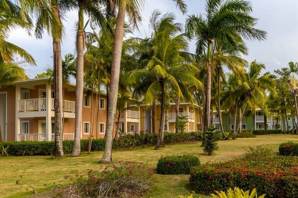 Reihe von Hotels umgeben von Palmen und Gärten im Freien