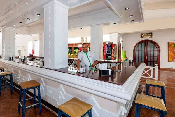 Ein Mitarbeiter steht an der Bar im Playabachata Spa Resort Hotel.