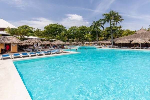 Außenpoolbereich des Playabachata Spa Resorts mit Liegestühlen und Sonnenschirmen