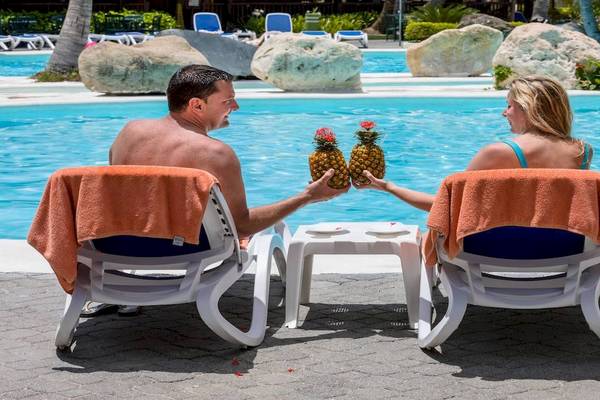 Paar mit Ananas am Pool des Playabachata Spa Resorts