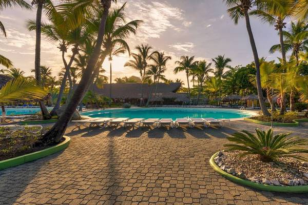 Außenpoolbereich des Playabachata Spa Resort mit Sonnenliegen und Palmen