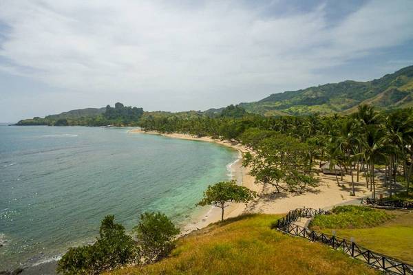 Luftaufnahme des Playabachata Spa Resorts mit einem Strand, Meer und Palmen