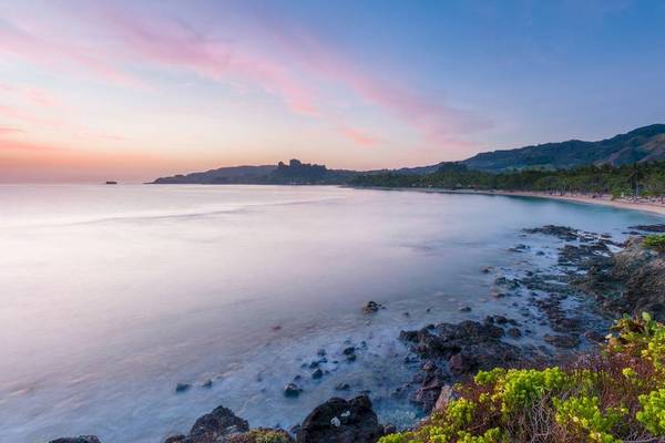 Sonnenuntergang am Strand des Playabachata Spa Resorts mit ruhigem Meer und sanfter Himmelsfärbung.