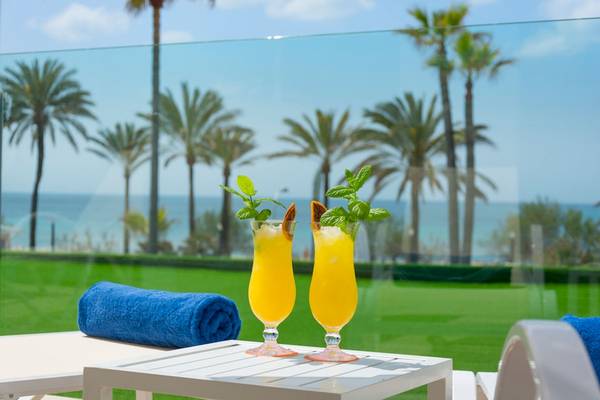 Zwei Cocktails mit Meerblick im HSM Golden Playa Hotel.