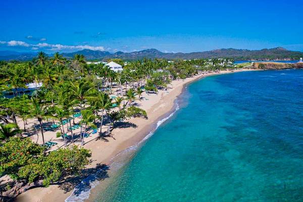 Luftaufnahme eines Strandes mit Palmen und Bergen, Playabachata Spa Resort