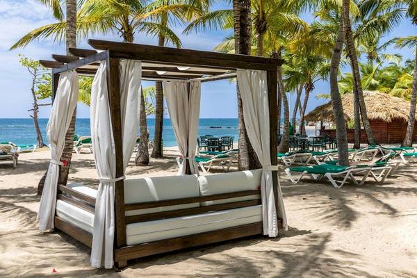 Strand mit Sonnenbett und Sonnenliegen im Playabachata Spa Resort