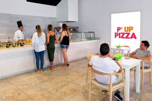 Im Playabachata Spa Resort stehen Gäste an der Pizza-Bar und bestellen.