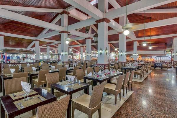 Restaurant im Playabachata Spa Resort mit vielen Tischen und Stühlen.