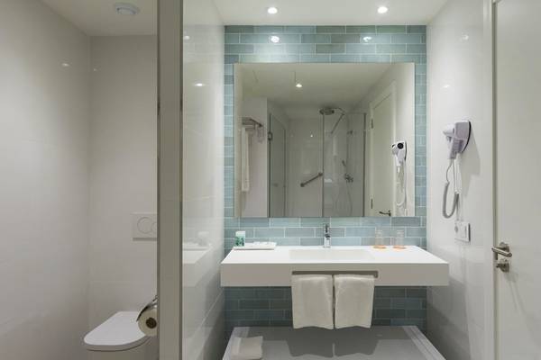 Badezimmer im HSM Golden Playa Hotel mit blauen Fliesen und modernen Einrichtungen.