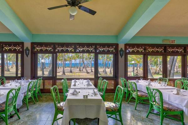 Speisesaal des Playabachata Spa Resorts mit Blick auf das Meer und den Strand