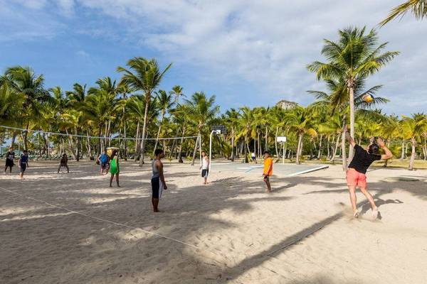 Volleyballspieler auf einem Sandplatz im Playabachata Spa Resort.