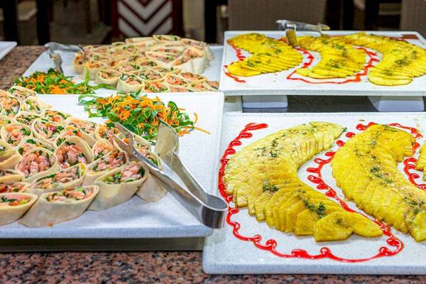 Frühstücksbuffet im Playabachata Spa Resort mit verschiedenen Gerichten.