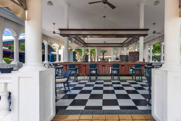 Innenansicht der Bar im Playabachata Spa Resort mit Barhockern, Bartisch und gefliestem Boden.