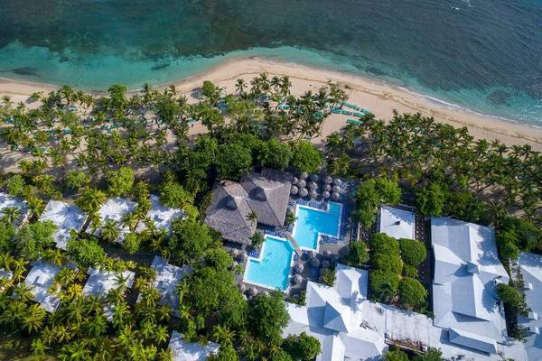 Luftaufnahme des Playabachata Spa Resorts mit Pool, Gebäuden und Strand