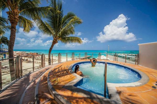 Außenpool auf der Terrasse des Riu Cancun Hotels mit Blick auf den Strand und das Meer