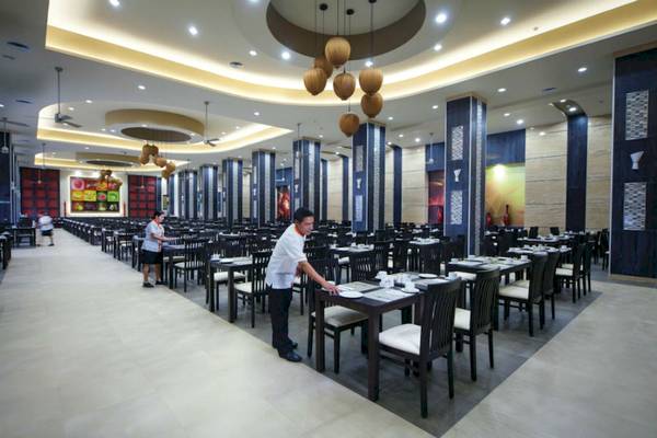 Innenansicht des Restaurants im Riu Cancun Hotel mit eingerichteten Tischen und Stühlen.
