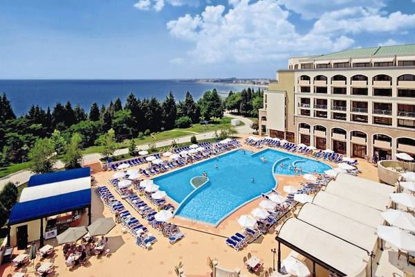 Luftaufnahme des Sol Nessebar Bay All Inclusive Hotels mit Pool und Sonnenliegen.