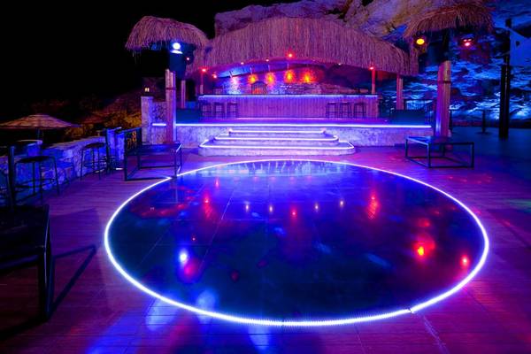 Nachtclub-Beleuchtung im Club Resort Atlantis mit farbigen Lichtern und einer Bühne.