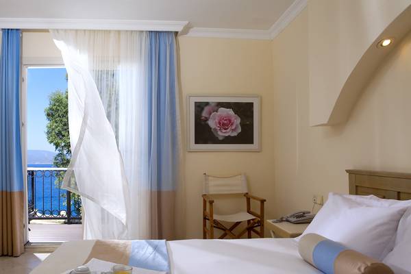 Hotelzimmer im Club Resort Atlantis mit Blick auf das Meer und einem Frühstückstablett.