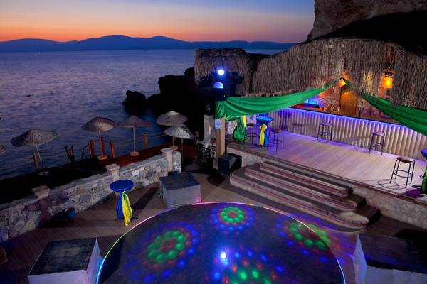 Abendstimmung am Strand des Club Resort Atlantis mit farbigen Lichtern und Blick aufs Meer.