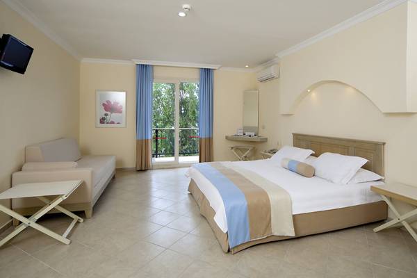 Hotelzimmer im Club Resort Atlantis mit Bett, Sofa, Tisch und Balkon