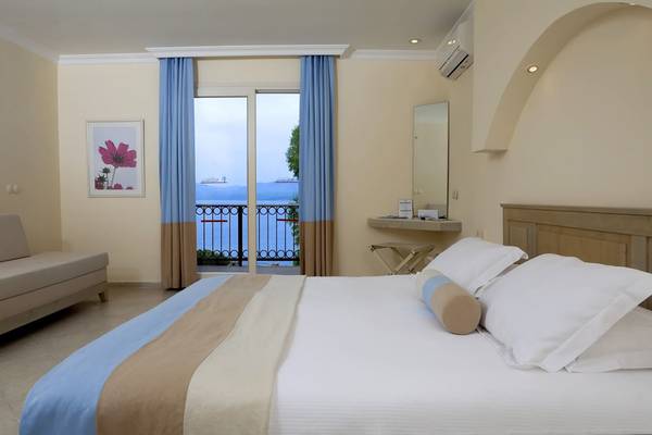 Zimmer im Club Resort Atlantis mit Blick auf den See und Bergen.