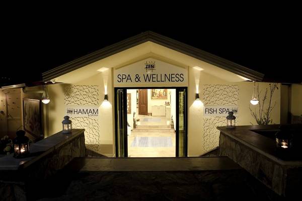 Eingang des Club Resort Atlantis Spa & Wellness bei Nacht mit Beleuchtung