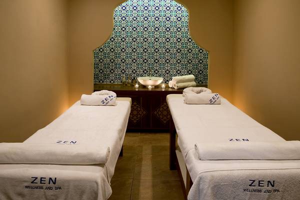 Behandlungsraum im Club Resort Atlantis Zen Wellness und Spa mit zwei Massagetischen und einer blau-weißen Wandgestaltung.