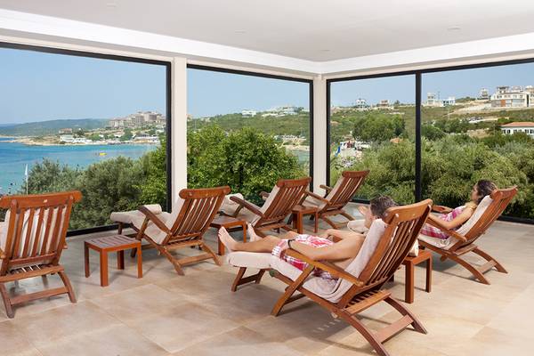 Loungebereich im Club Resort Atlantis mit Blick auf das Meer und einen Strand.